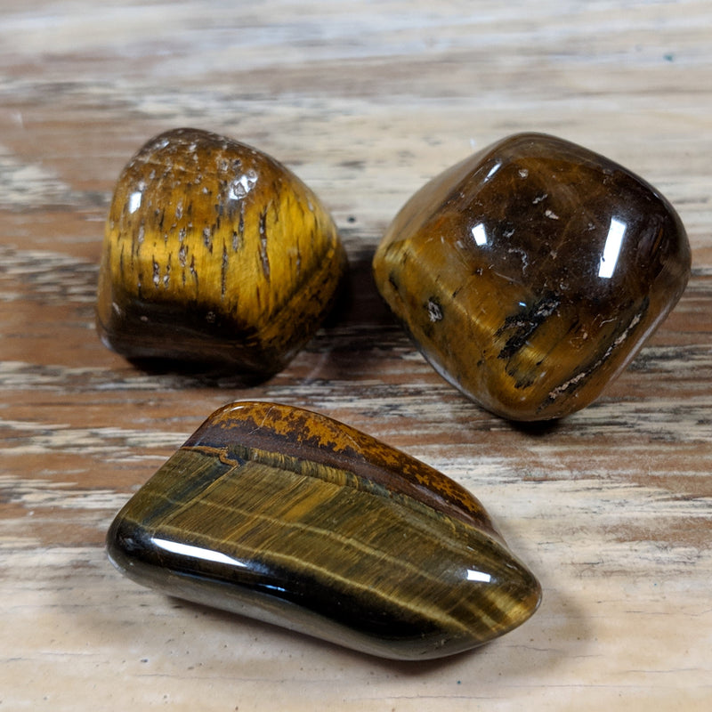 Tiger’s eye or additional grounding stones in brown and gold tones, often included as a bonus for energetic support.
