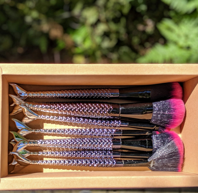 Mermaid brush set in natural light, packed in a craft box with pink and blue handles arranged inside.